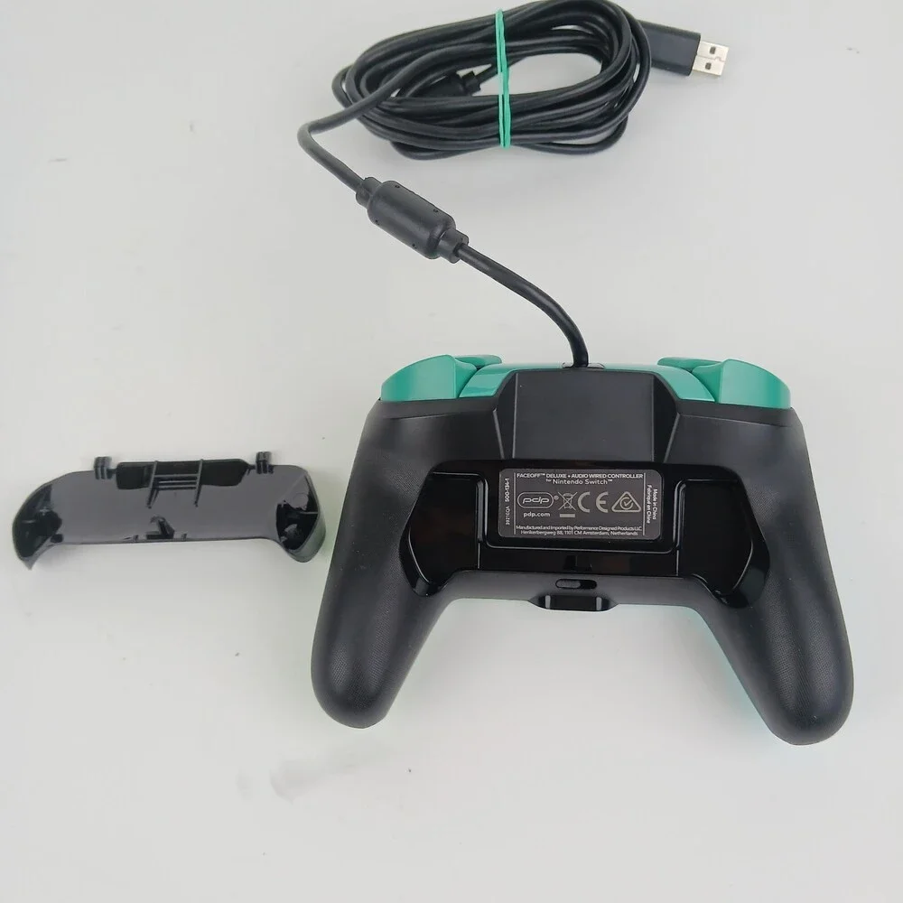PDP Faceoff Deluxe + Audio Wired Controller For Nintendo Switch Multicolor